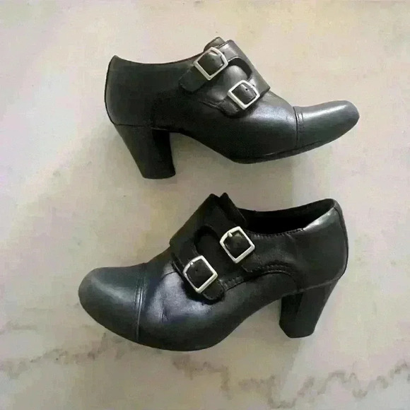 Clarks Shoes Women's Size 6M Black Slip-on Block Heel Booties - Picture 1 of 5